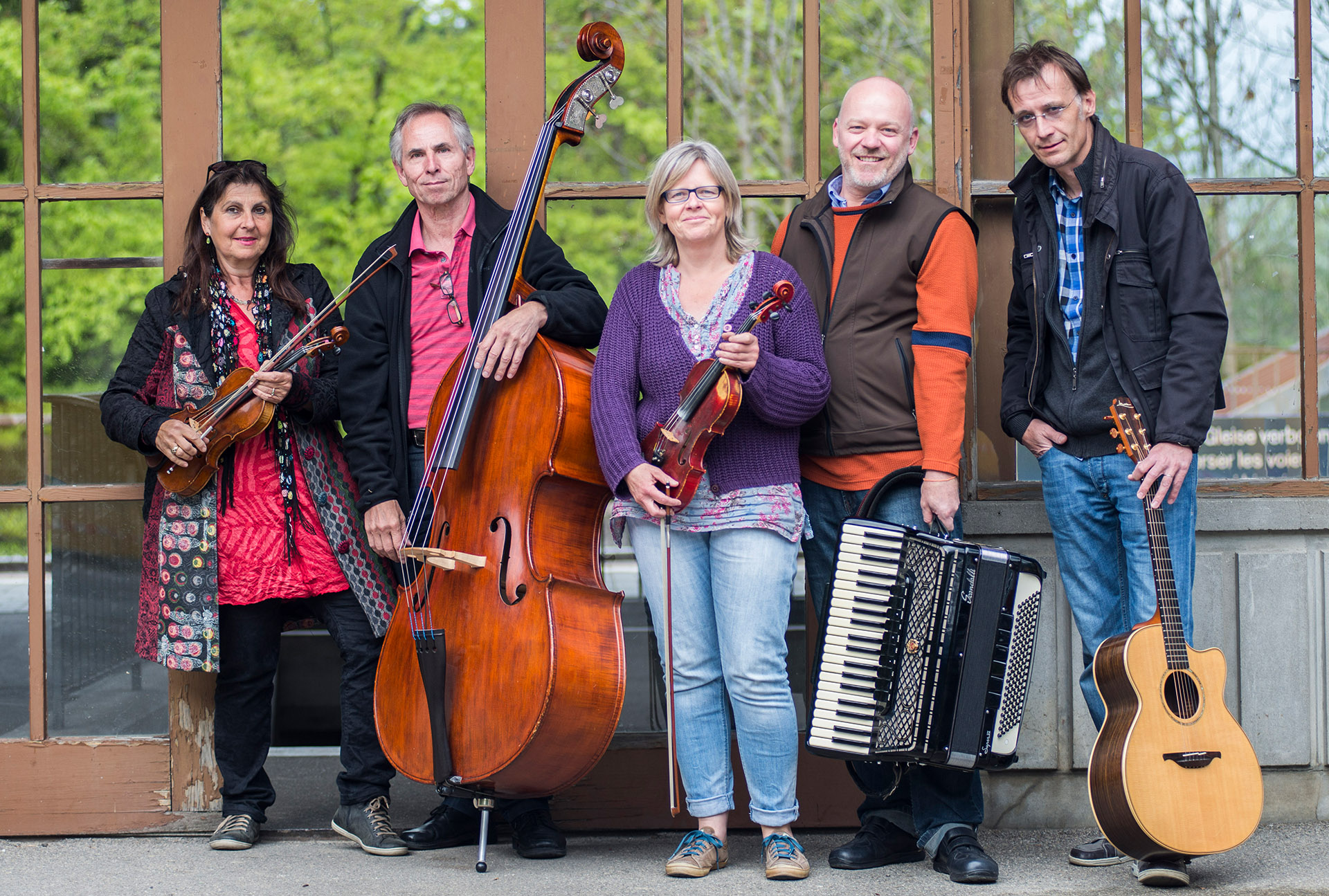Die fünf Mitglieder von in flagranti mit ihren Instrumenten